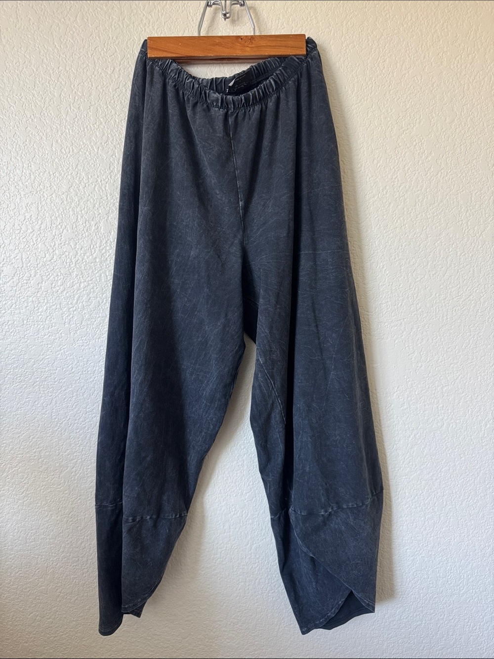 Women's Black Elastic-Waist Relaxed Tulip Hem Trousers